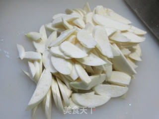 香肠鱿鱼炒茭白步骤3