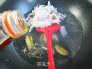 香肠鱿鱼炒茭白步骤7
