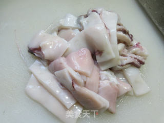 香肠鱿鱼炒茭白步骤5