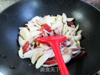 香肠鱿鱼炒茭白步骤10
