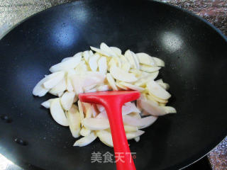 香肠鱿鱼炒茭白步骤9