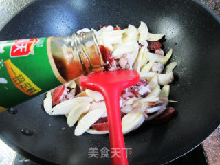 香肠鱿鱼炒茭白步骤12