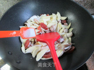 香肠鱿鱼炒茭白步骤11