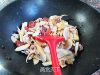 香肠鱿鱼炒茭白步骤13