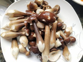 鸡枞菌炒肉丝步骤1