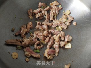 鸡枞菌炒肉丝步骤6