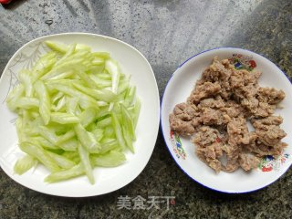 西芹炒牛滑步骤1