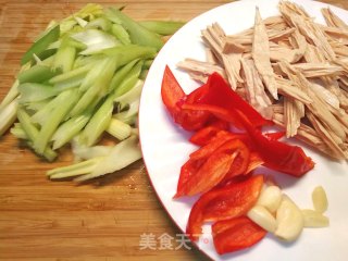 家常快手菜，西芹炒腐竹步骤2