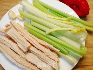 家常快手菜，西芹炒腐竹步骤1