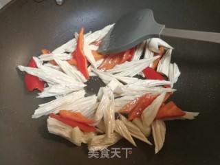 家常快手菜，西芹炒腐竹步骤4