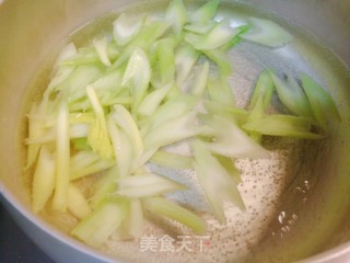 家常快手菜，西芹炒腐竹步骤3