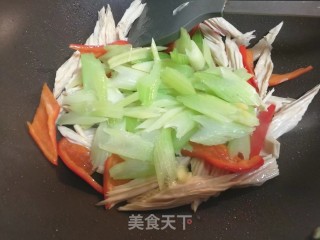 家常快手菜，西芹炒腐竹步骤5