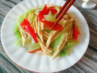 家常快手菜，西芹炒腐竹步骤7
