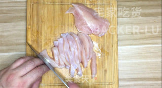 糖醋鸡胸肉，万能糖醋汁，酸酸甜甜，超级嫩滑好吃。步骤2