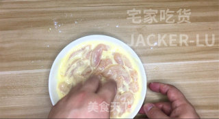 糖醋鸡胸肉，万能糖醋汁，酸酸甜甜，超级嫩滑好吃。步骤4