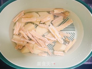 卤鸡腿腐竹土豆步骤3