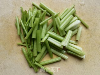 辣椒炒芹菜步骤1
