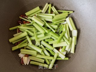 辣椒炒芹菜步骤3