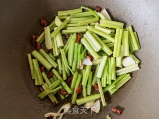 辣椒炒芹菜步骤4