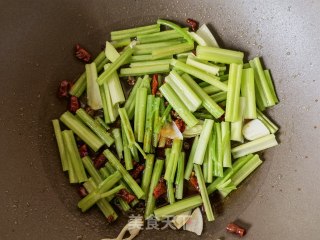 辣椒炒芹菜步骤5