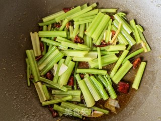 辣椒炒芹菜步骤6
