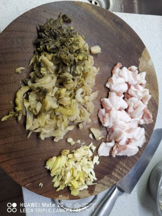 五花肉炒酸菜步骤1