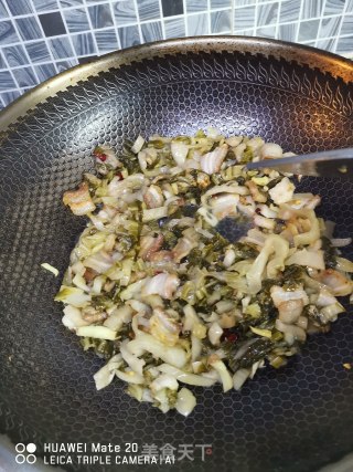 五花肉炒酸菜步骤4