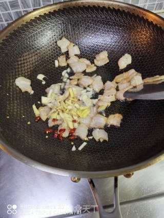 五花肉炒酸菜步骤3