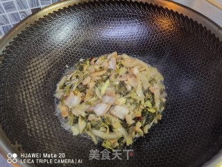 五花肉炒酸菜步骤5