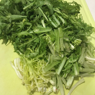 鸡蛋炒苦菊步骤1