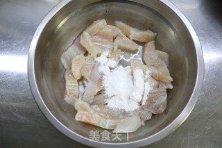 超下饭的酸菜粉条巴沙鱼步骤2