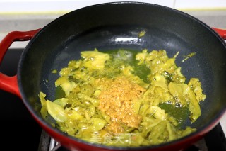 超下饭的酸菜粉条巴沙鱼步骤4