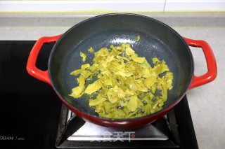 超下饭的酸菜粉条巴沙鱼步骤3