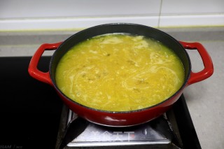 超下饭的酸菜粉条巴沙鱼步骤5