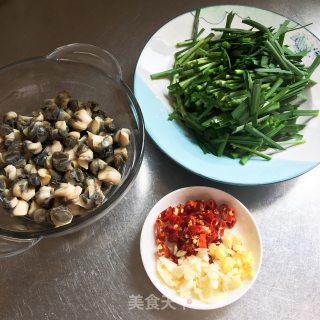韭菜炒螺蛳肉步骤1