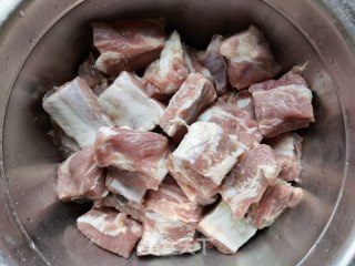 荷兰豆炖排骨步骤1