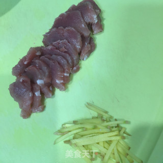 肉片炒木耳腐竹步骤1
