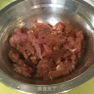 肉片炒木耳腐竹步骤2