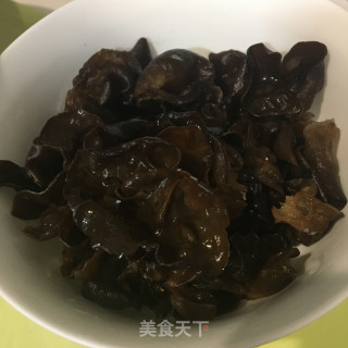肉片炒木耳腐竹步骤4