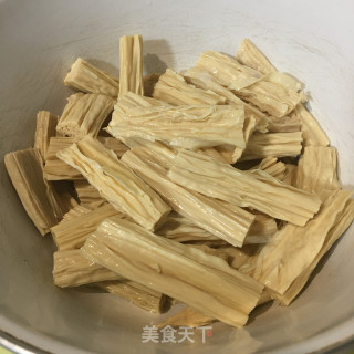 肉片炒木耳腐竹步骤3