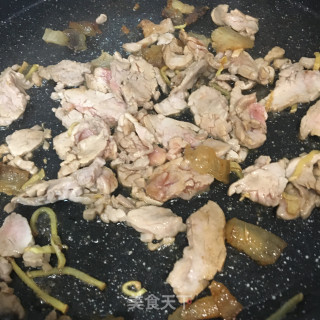 肉片炒木耳腐竹步骤7