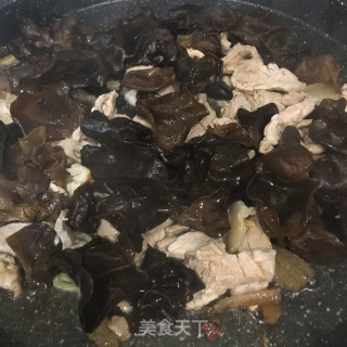肉片炒木耳腐竹步骤8