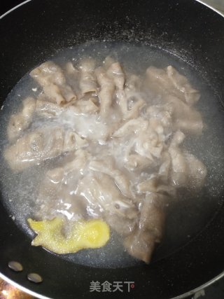 好吃到汤都不剩的番茄肥牛金针菇汤步骤2