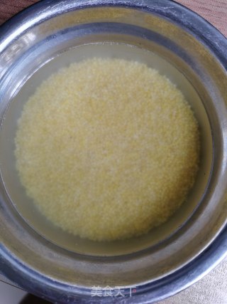 红枣枸杞小米蒸排骨步骤1