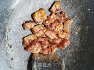 红枣枸杞小米蒸排骨步骤2
