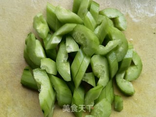 鸡蛋淋炒黄瓜步骤2