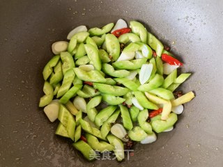 鸡蛋淋炒黄瓜步骤7