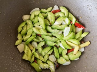 鸡蛋淋炒黄瓜步骤8