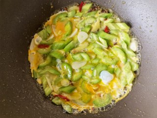 鸡蛋淋炒黄瓜步骤11