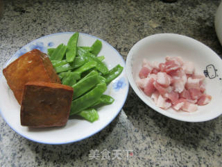 五花肉香干炒荷兰豆步骤1